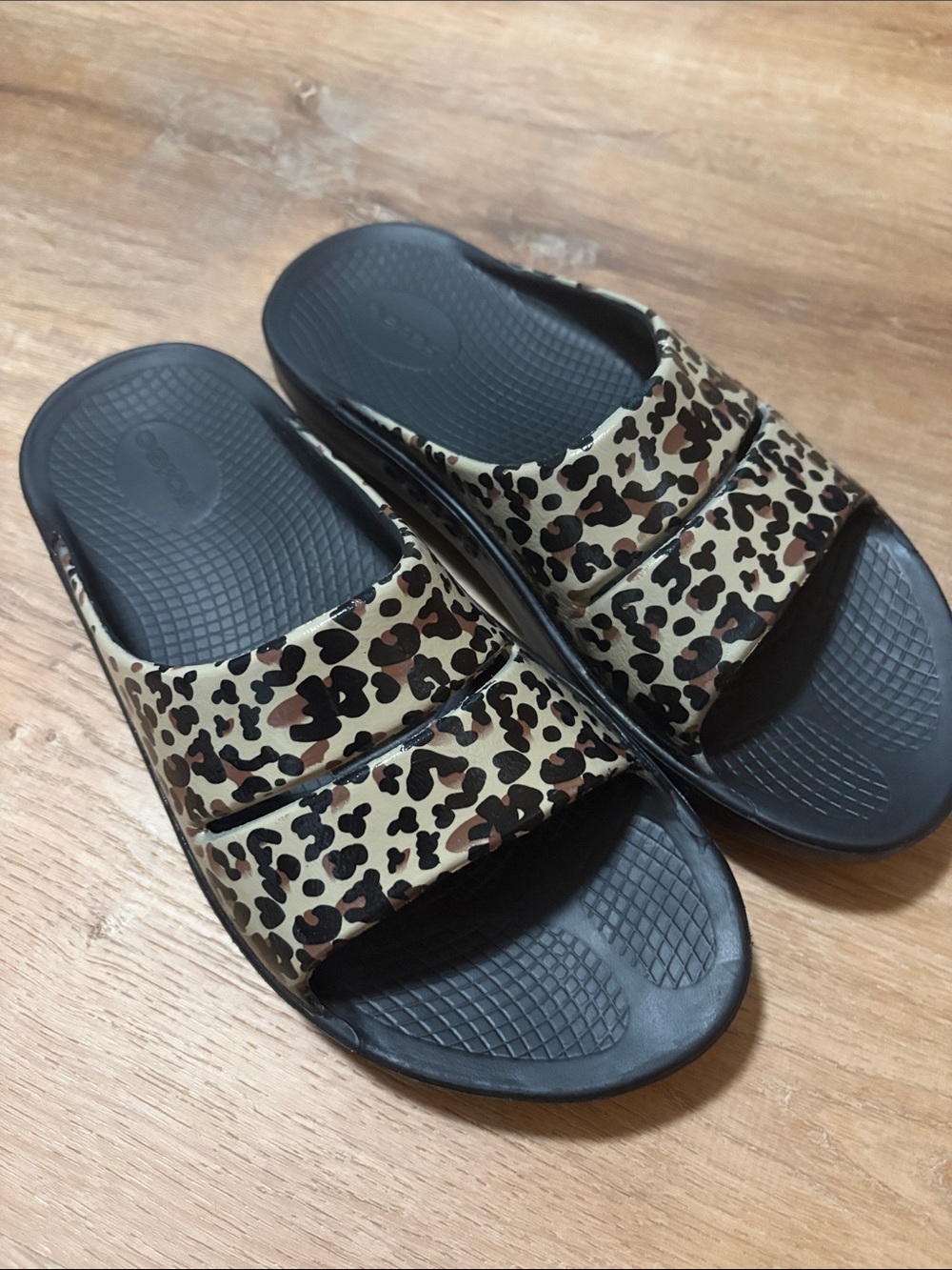 OOFOS OOahh Leopard Print Luxe Slide Sandals Size 10 - limited edition